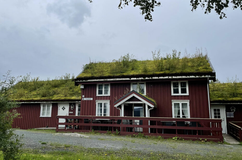 Maison en bois traditionnelle avec le toit en gazon