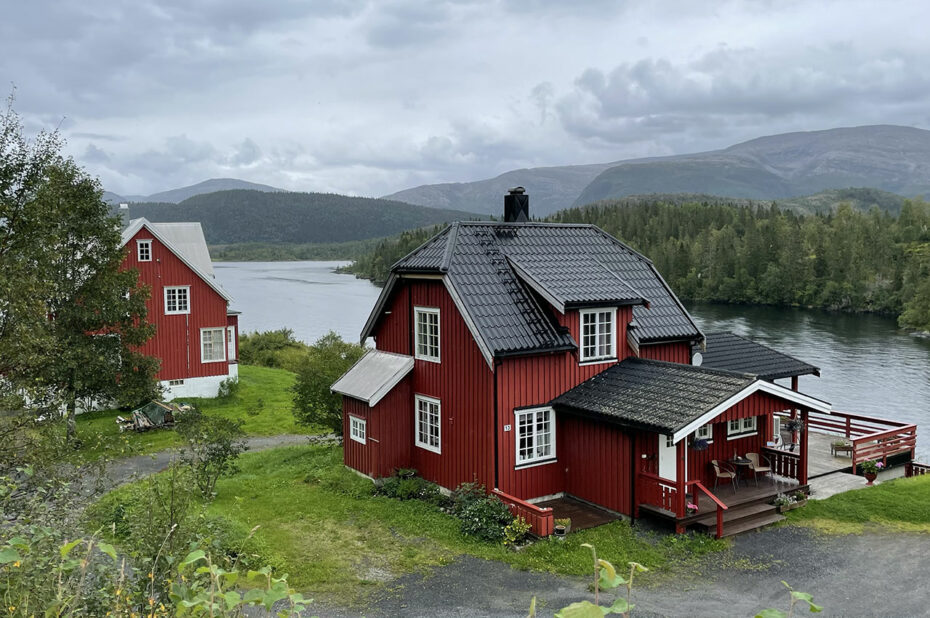 Maisons en bois rouges face au fjord