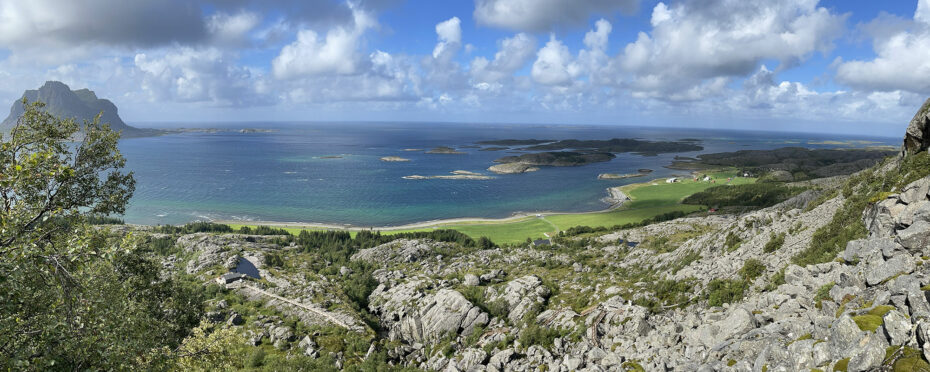 Panorama en bleu et vert de la randonnée aux marches de Vegatrappa