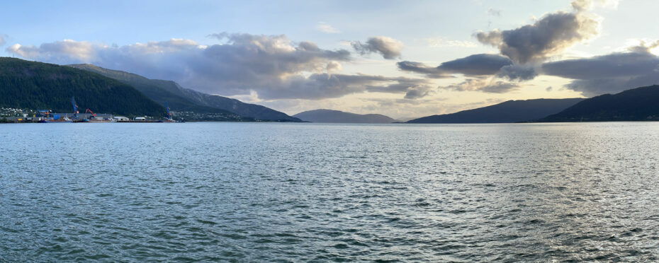 Panorama sur le fjord Ranfjorden à Mo i Rana