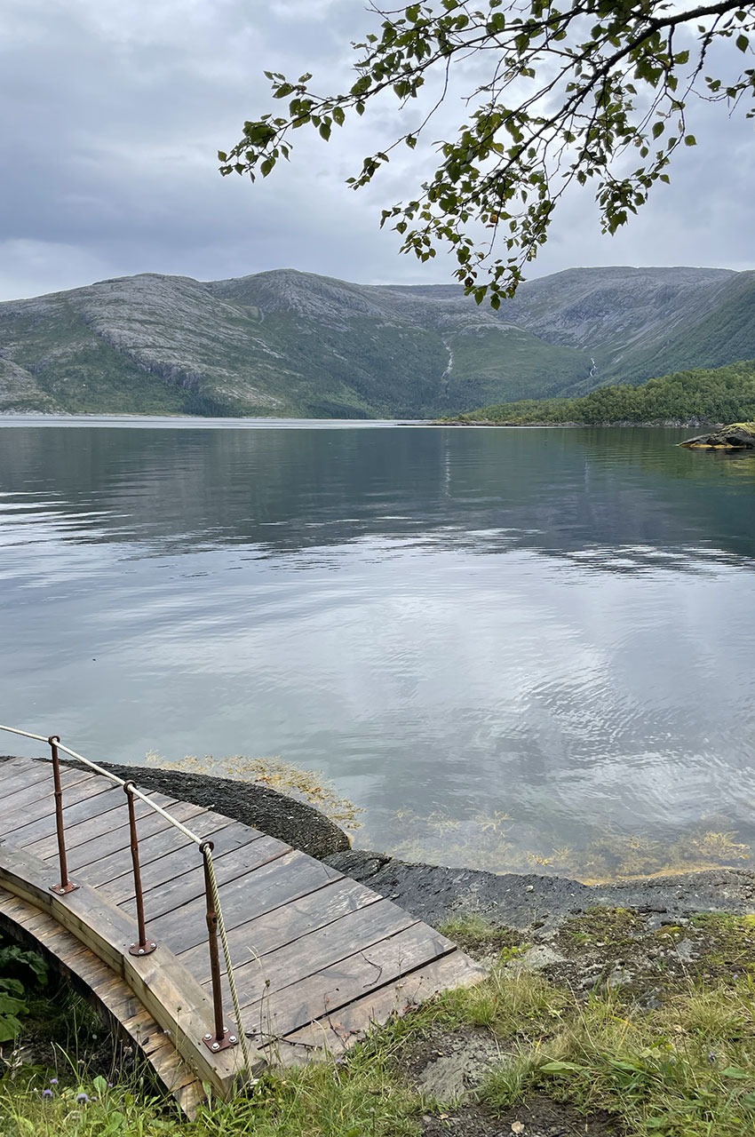 Petit ponton en bois au bord du fjord