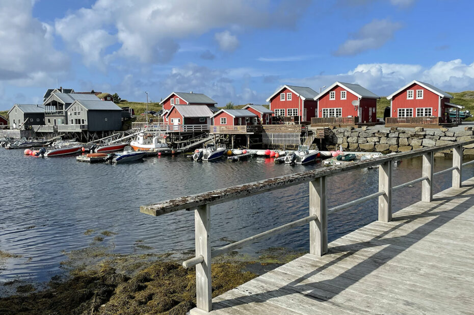 Petit port avec des rorbuer rouges traditionnels