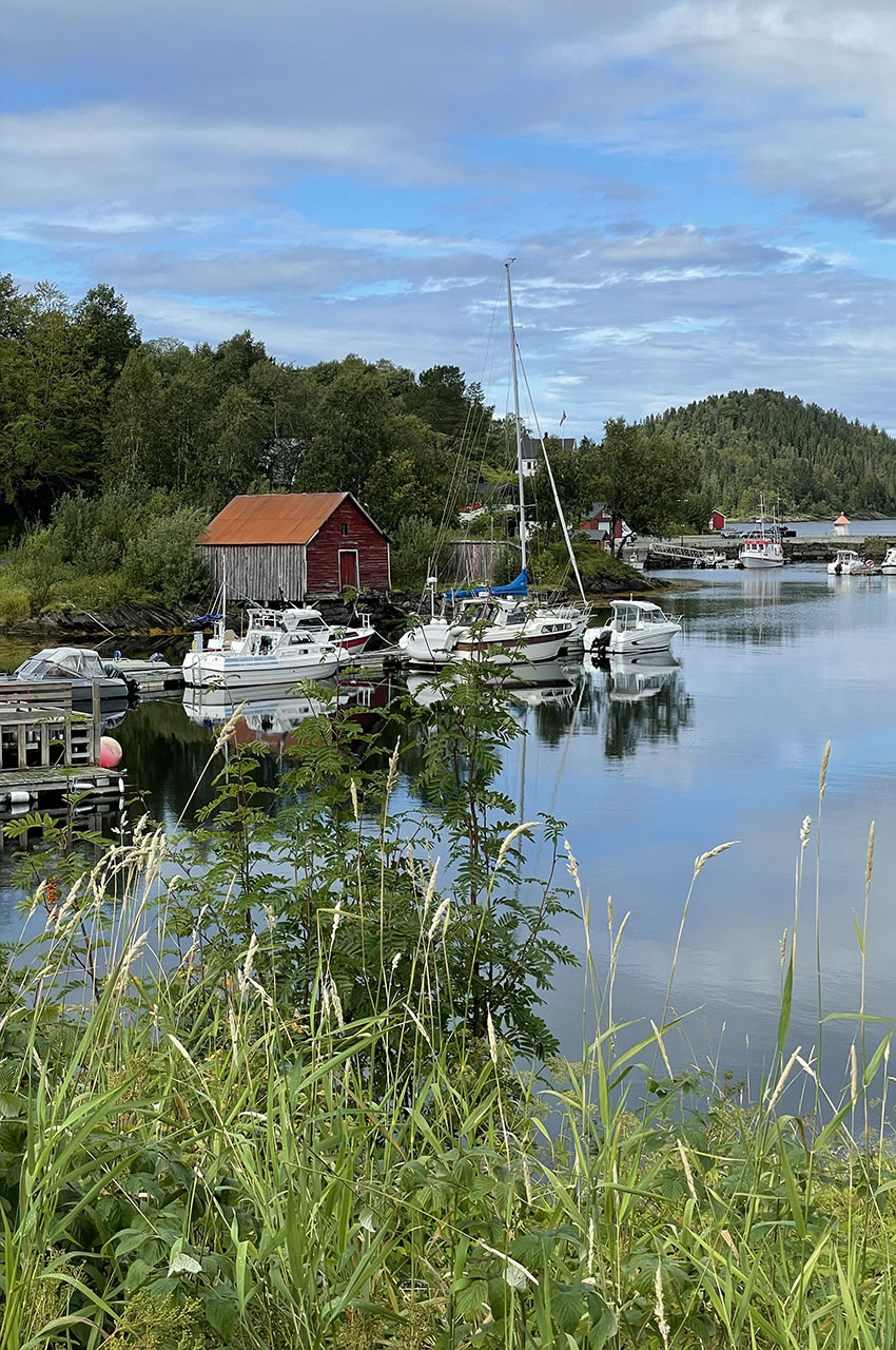 Le port de Nevernes sous un rayon de soleil