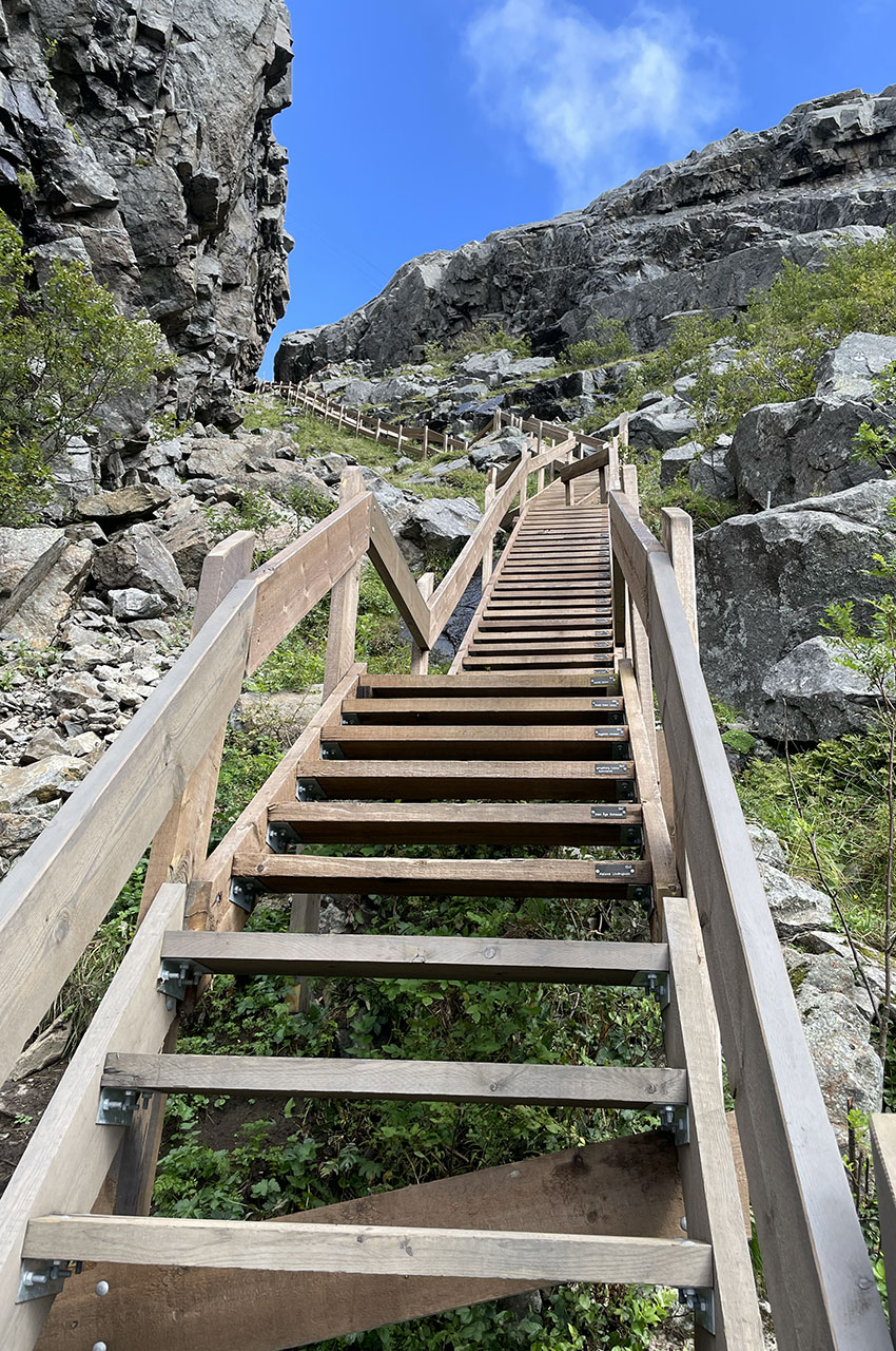 Près de 1500 marches en bois pour monter au Ravnfloget