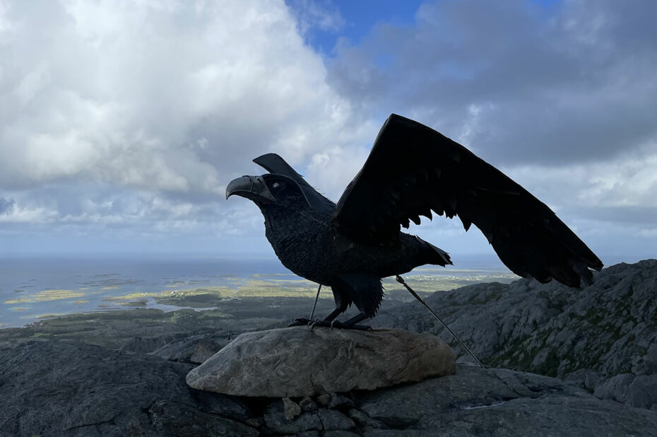 Sculpture d'un aigle au sommet du Ravnfloget