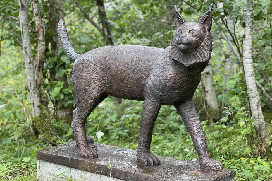 Sculpture d'un félin dans la forêt, le long du chemin de randonnée