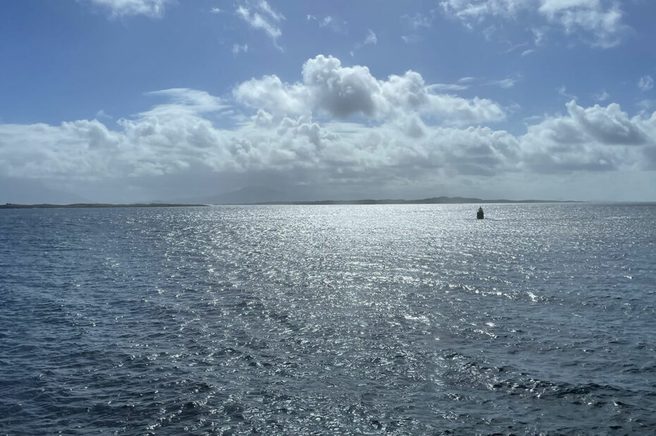 Le soleil se reflète sur la mer durant la traversée