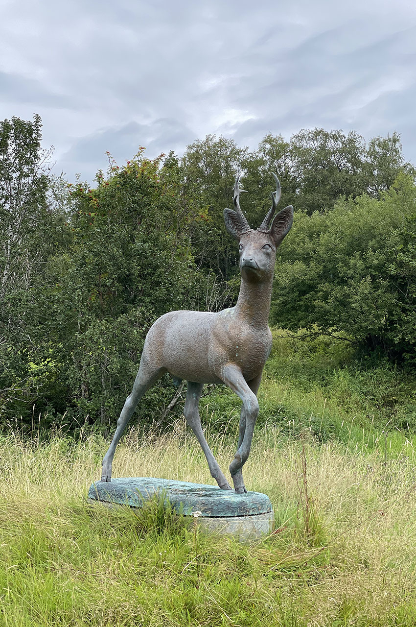 Statue d'un cerf au début de la balade