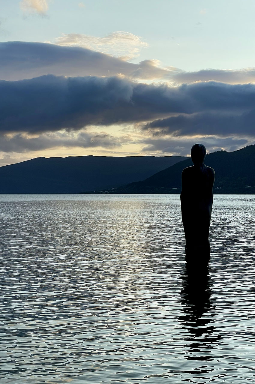 Statue Havmannen, face au fjord