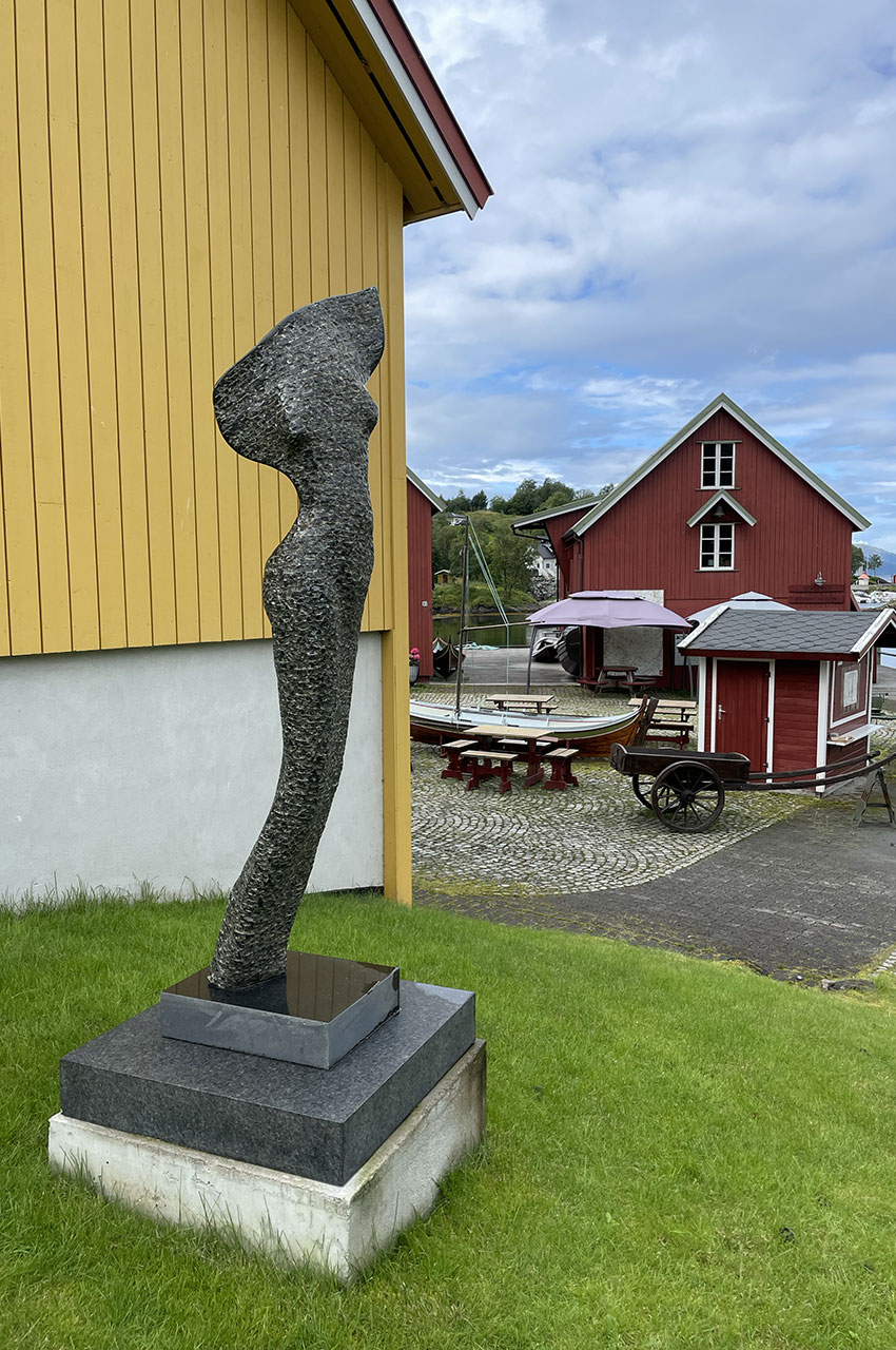 Statue moderne à Nevernes Havn