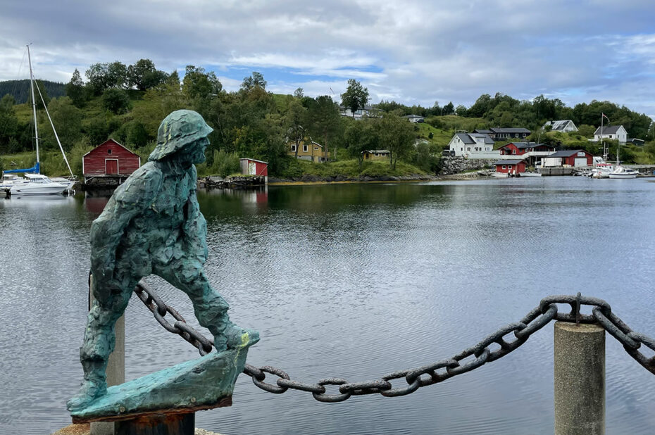 Statue sur le port, face au fjord