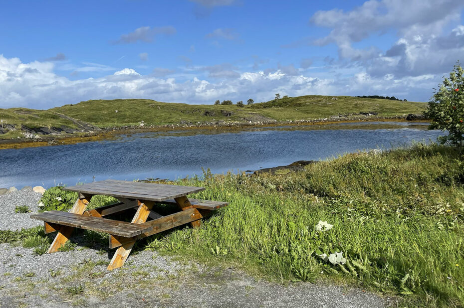 Table de pique-nique dans un cadre idyllique