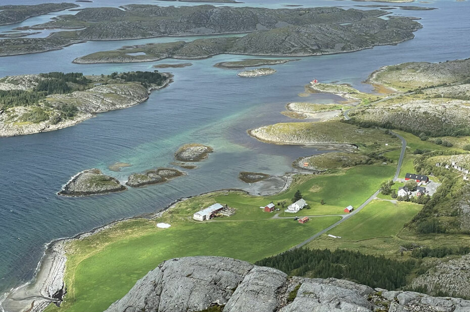 Vue aérienne de la côte ouest de l'île de Vega