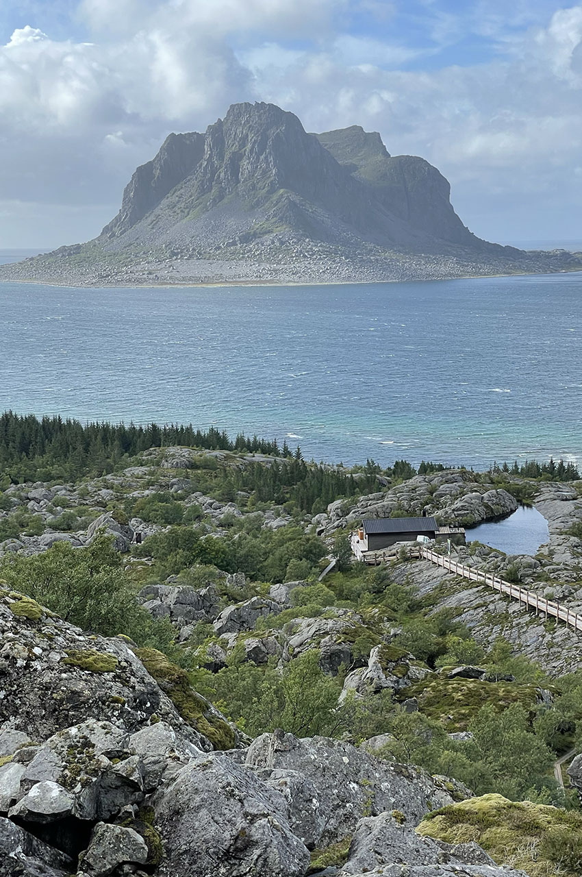 Vue sur l'île de Sola dans la descente de la randonnée à Vegatrappa