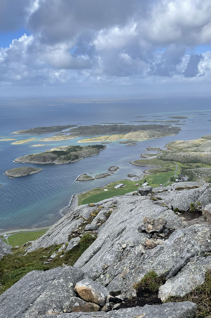 Vue magnifique sur les îles environnantes depuis le sommet