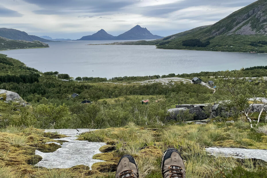 Assis sur un rocher pour contempler le fjord sous les nuages