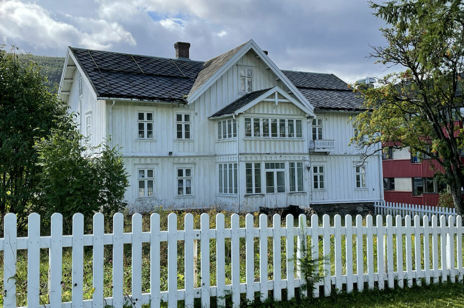 Belle maison blanche abandonnée