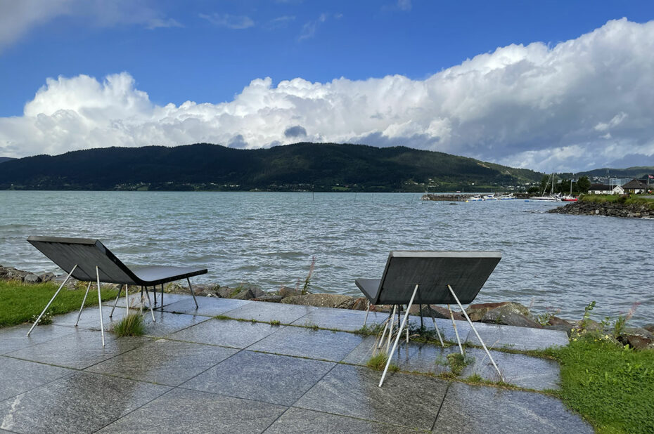 Deux fauteuils pour se détendre face au fjord