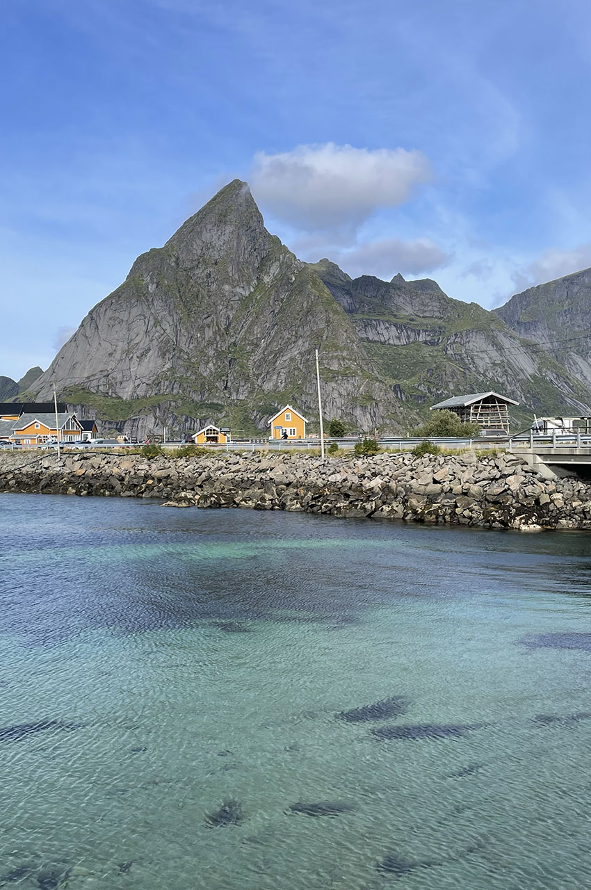 Les eaux transparentes devant l'imposant mont Olstind