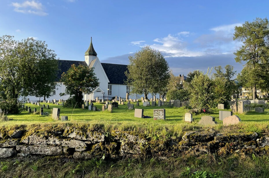 L'église de Mo occupe un beau terrain sur les hauteurs de la ville