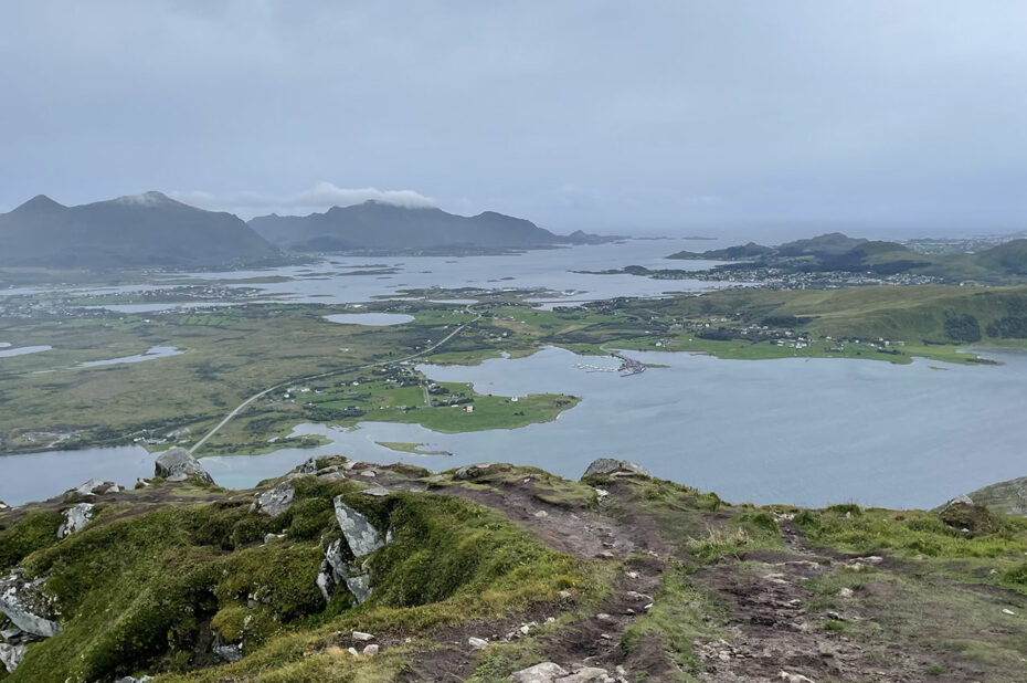 Les habitations sont disséminées sur la partie basse des îles Lofoten