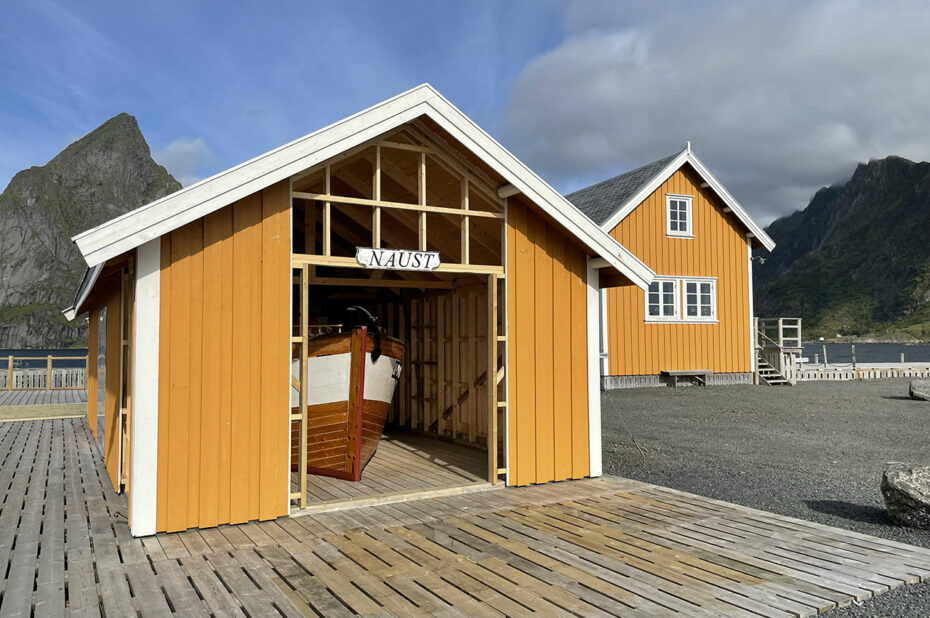 Les maisons traditionnelles à Sakrisøy sont jaunes, créant une harmonie visuelle