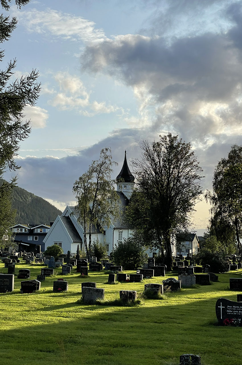 Mo kirke (église de Mo) et son cimetière dans un rayon de soleil