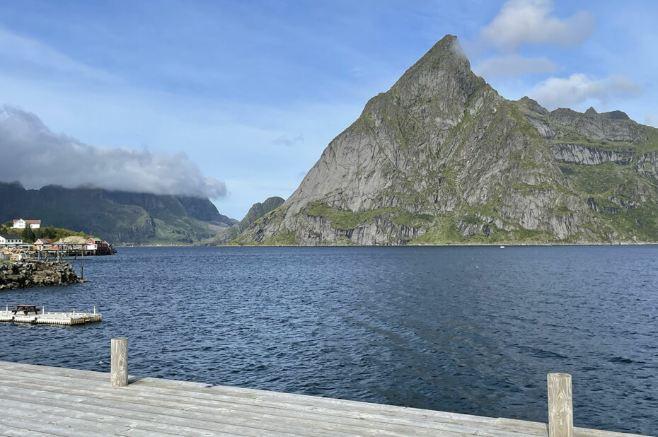 Le mont Olstind veille sur le petit port de Sakrisøy