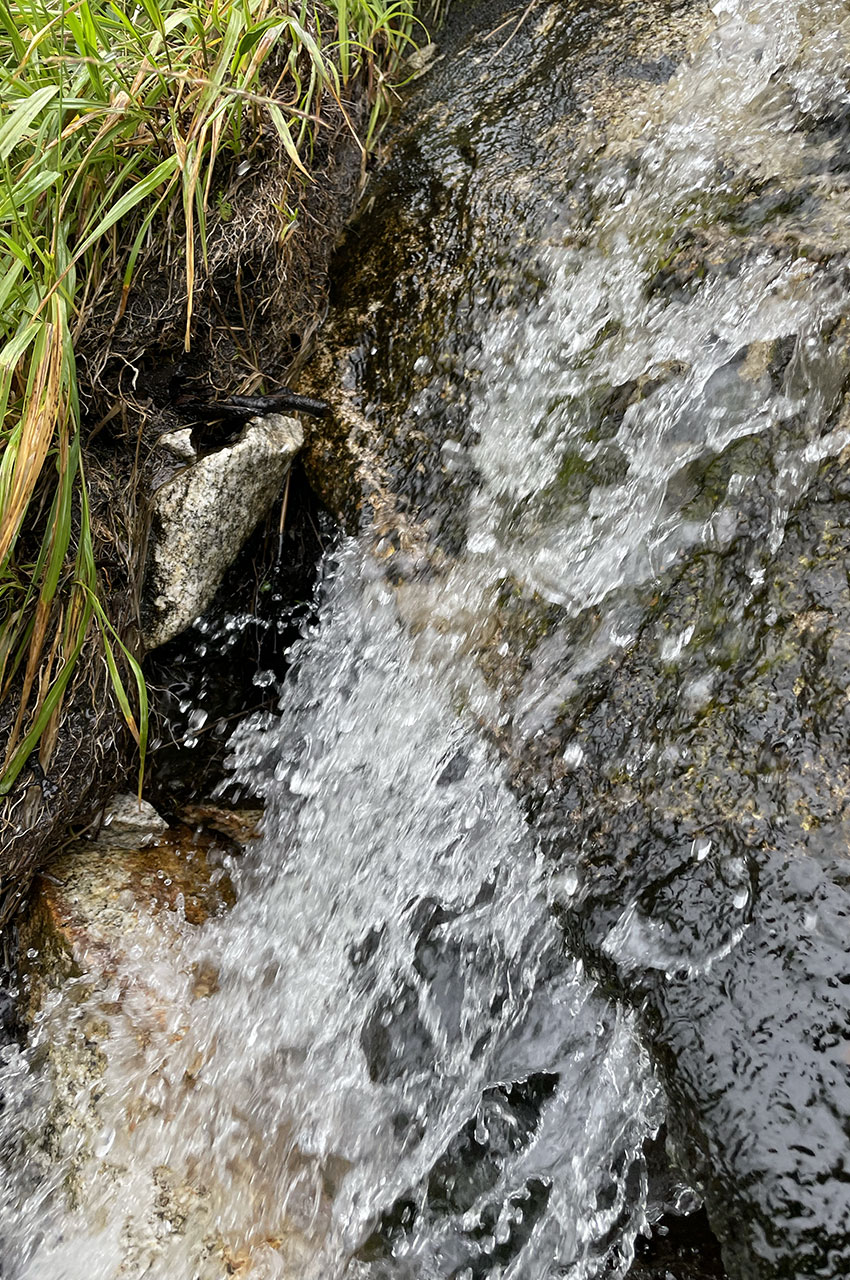 Petite cascade d'eau entre les rochers