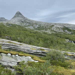 La pointe du Smaltinden domine