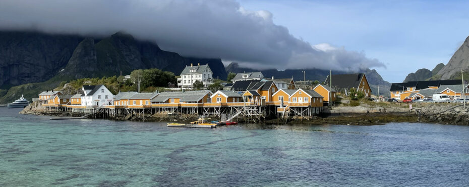 Des rorbuer jaunes sur l'île de Sakrisøy dans les Lofoten