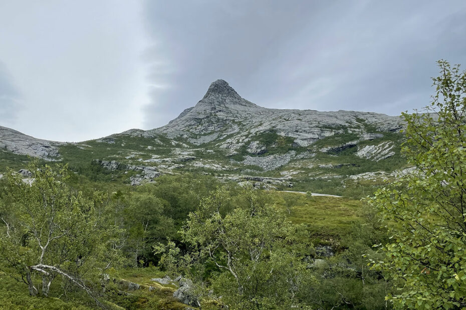 Le Smaltinden, objectif de la randonnée, culmine à 795 m d'altitude