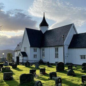 Le soleil après l'orage sur l'église de Mo i Rana