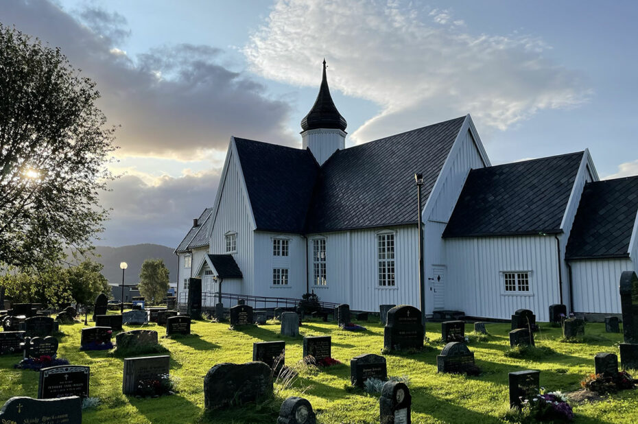 Le soleil après l'orage sur l'église de Mo i Rana