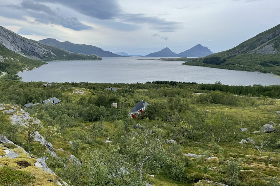 Vue sur le fjord Sila depuis les premiers mètres de la randonnée