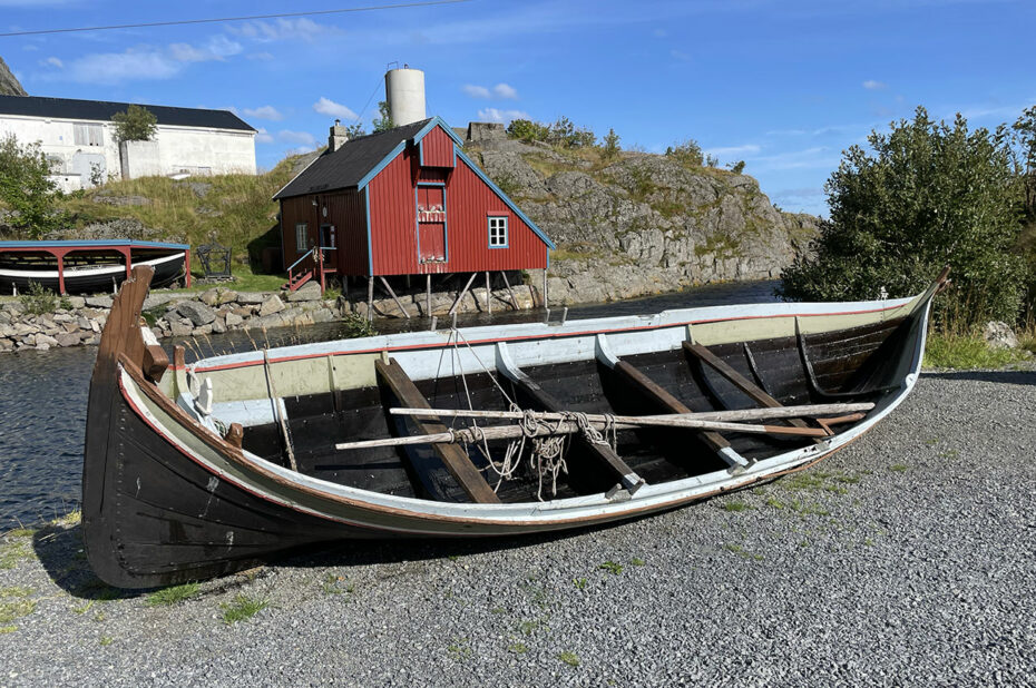 Bateau traditionnel à rames dans le port de Å