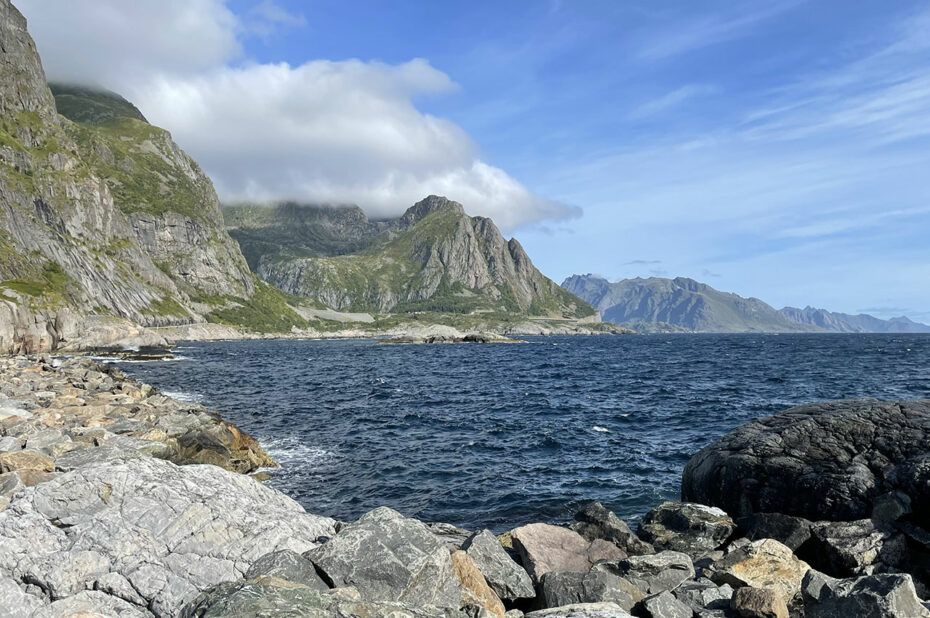 La côte des îles Lofoten et ses hautes falaises