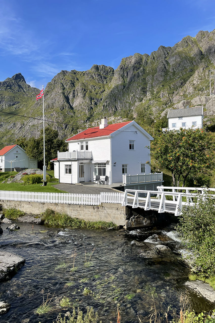 Le drapeau norvégien est souvent présent devant les maisons