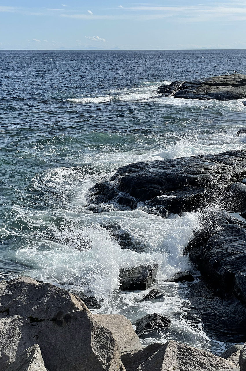 L'écume des vagues qui se fracassent sur les rochers