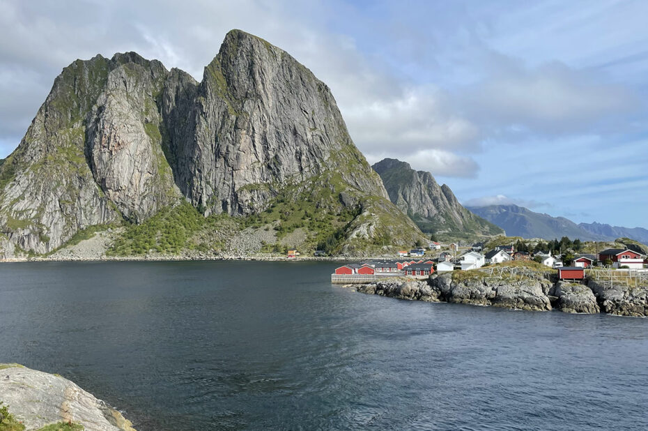 De hautes montagnes surplombent le village d'Hamnøy