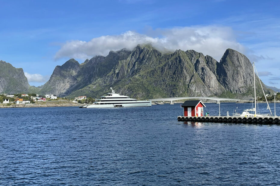 Magnifique yacht dans la baie de Reinevagen