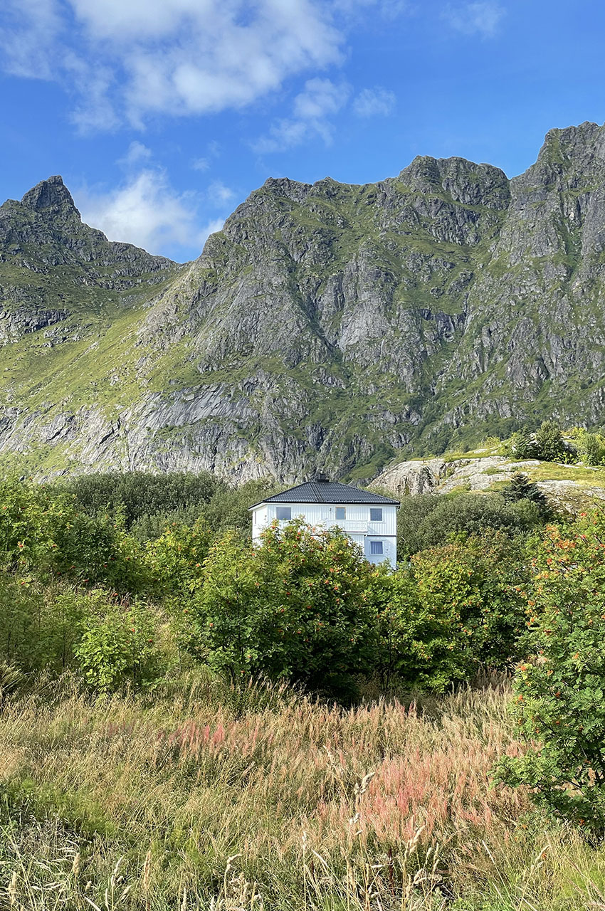 Maison blanche au milieu de la montagne