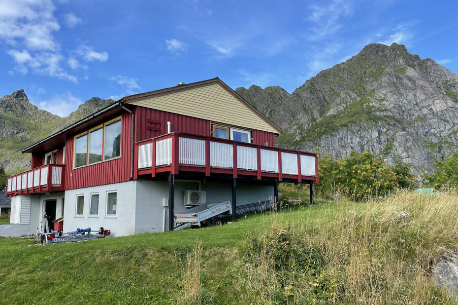 Maison entourée de montagnes à Å i Lofoten