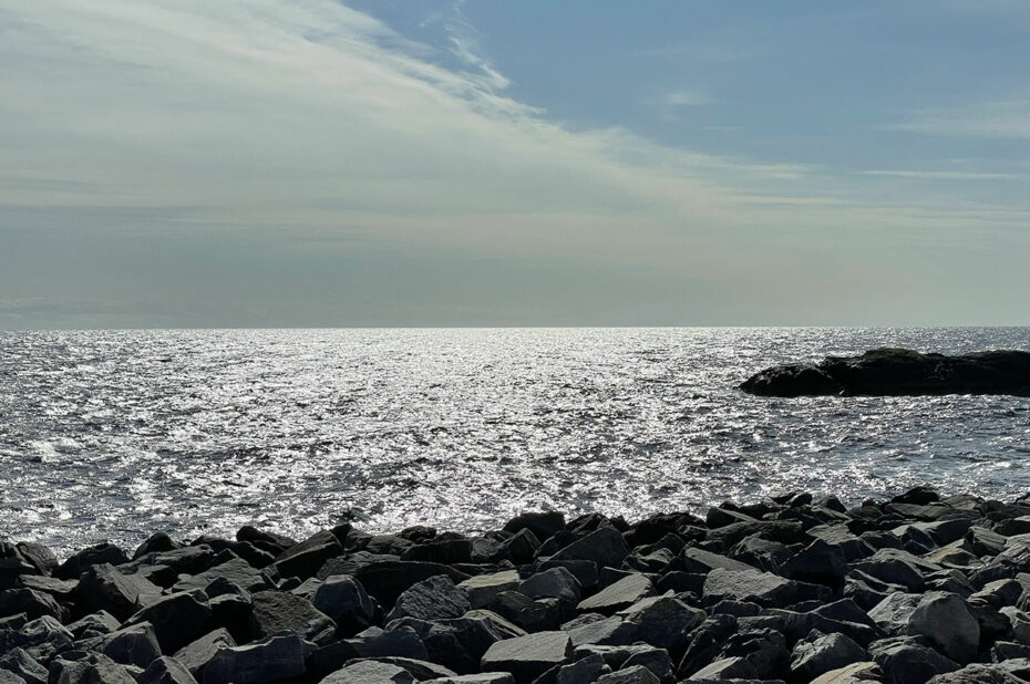 La mer de Norvège, calme sous le soleil de midi