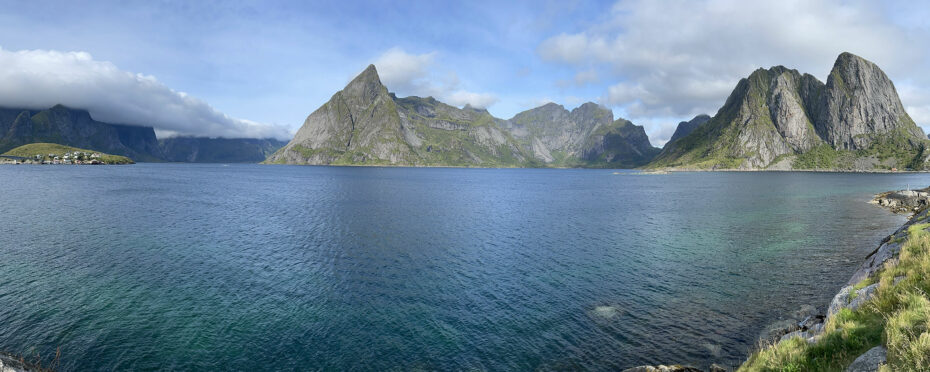 Le mont Olstind dominant le Vorfjorden