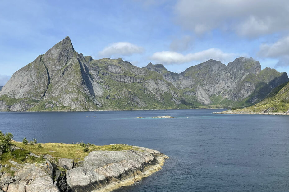 Panorama grandiose depuis le petit village d'Hamnøy