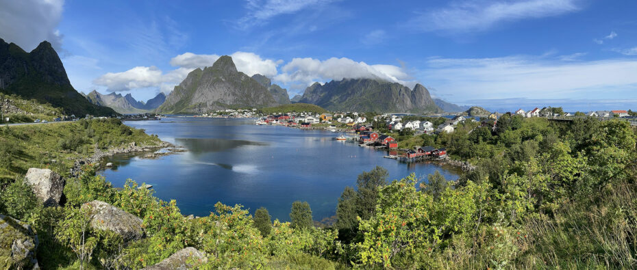 Panorama sur Reine et son fjord