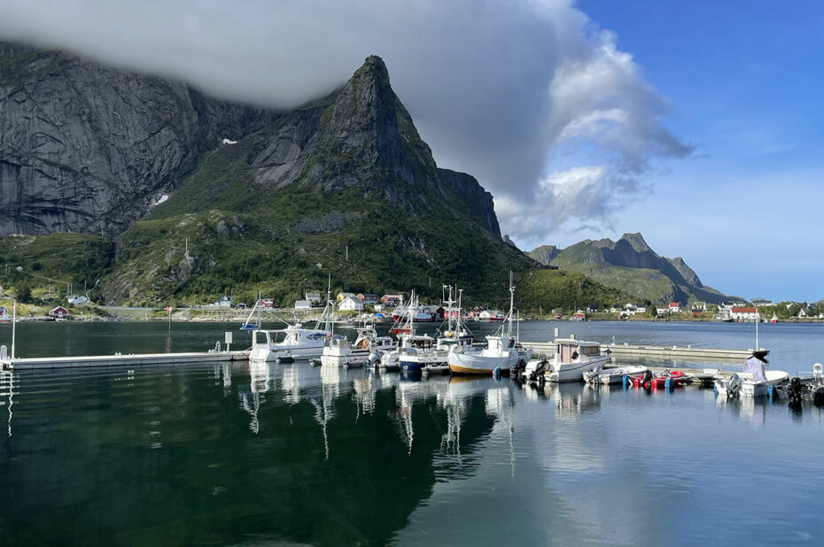 Petits bateaux face aux abruptes falaises