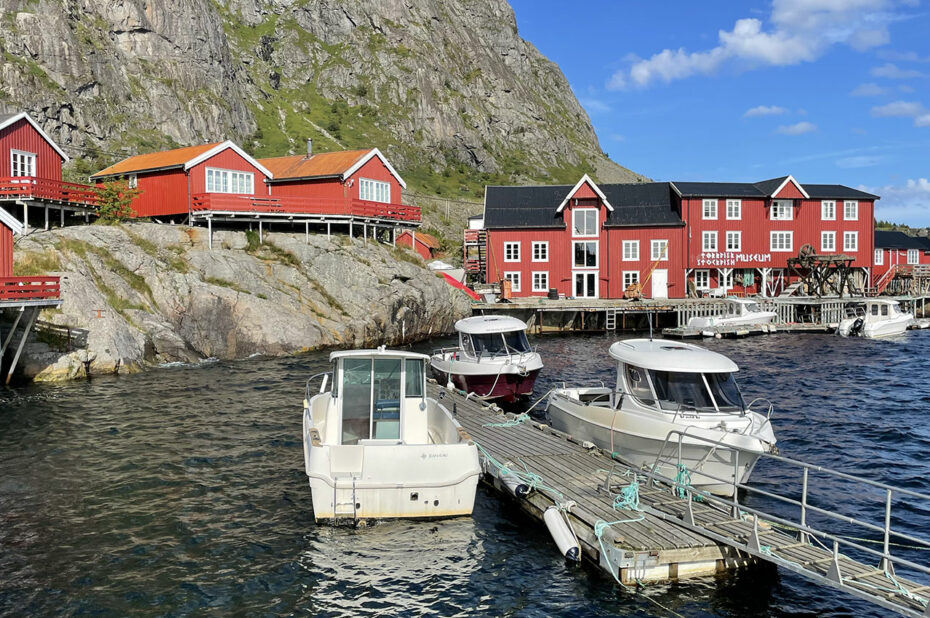 Petits bateaux à moteur stationnés près des habitations