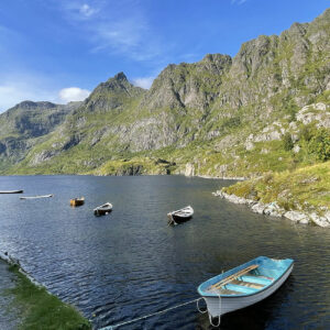 Plusieurs barques à disposition pour aller sur le fjord